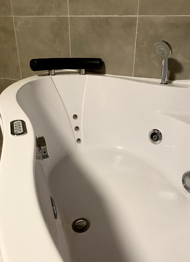 Superbe logement près de Bruxelles avec spa privé Exterior foto